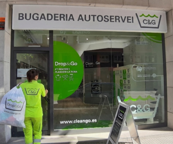 Con nuestro servicio de recogida de ropa a domicilio, ahorrar tiempo es muy fácil y más económico de lo que piensas. Pasamos a recoger tu ropa donde nos indiques y nos encargamos de todo el proceso de lavado y cuidado, para que tú no tengas que preocuparte de nada. Es la solución perfecta si tienes poco tiempo, tienes un negocio con mucho volumen de lavado o simplemente prefieres la comodidad de dejar tu colada en buenas manos.